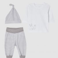 طقم باللون الابيض